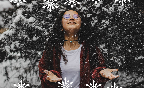 Ragazza con occhiali su sfondo invernale img