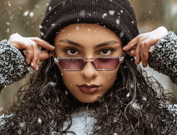 Ragazza con occhiali da sole img