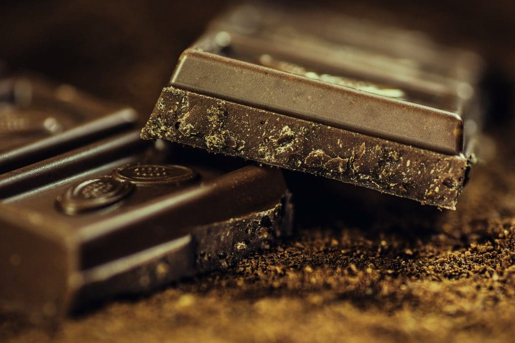 MANGIARE CIOCCOLATO FONDENTE FA BENE: ECCO I BENEFICI