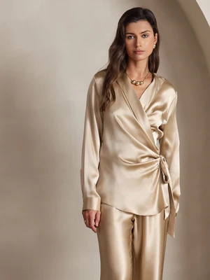Image of 19 Momme Colore uniforme Camicia alla Moda in Seta con Collo a V