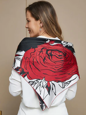 Image of Foulard Quadrato in Pura Seta Motivo Floreale Rosa 65x65cm