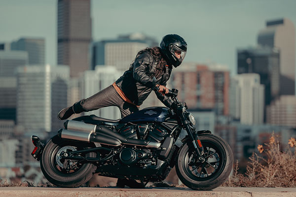 <b>Personalizza il viaggio</b><br>
 Dall’abbigliamento tecnico premium alla gamma di parti e accessori ad alte prestazioni, ogni dettaglio conta. Che si tratti della tua moto o di cosa indossi mentre la guidi, l’importante è che viaggi a modo tuo.
