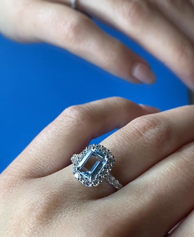 anello con acquamarina e diamanti