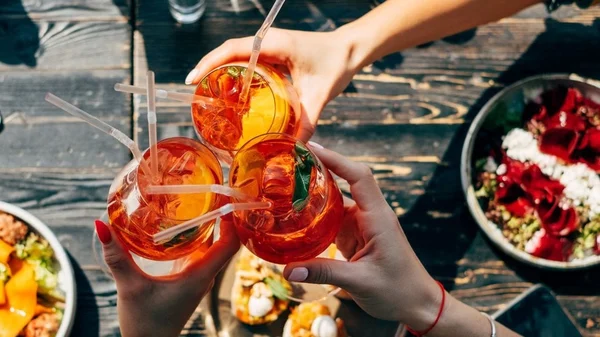 Dove e come nasce l'aperitivo? Scoprilo con noi