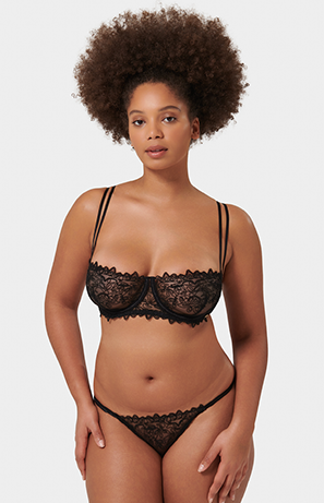 Splendido reggiseno a balconcino con eleganti ricami. Il mesh trasparente è elevato da un ricamo dalle linee astratte. Da indossare con lo slip in coordinato per un look sensuale.