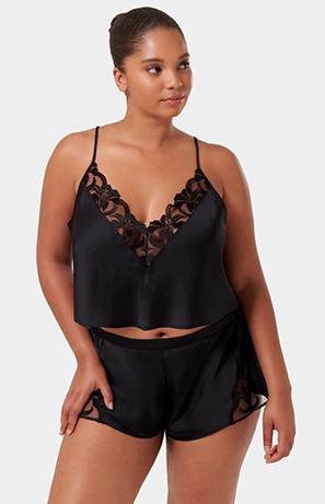 Rilassati con stile con il set top e short in raso luxe Leonora. Questo set è caratterizzato da uno splendido bordo in pizzo su mesh, un top aperto sulla schiena dotato di spalline regolabili e degli short con spacchetti laterali. Perfetto per rilassarsi nel lusso.