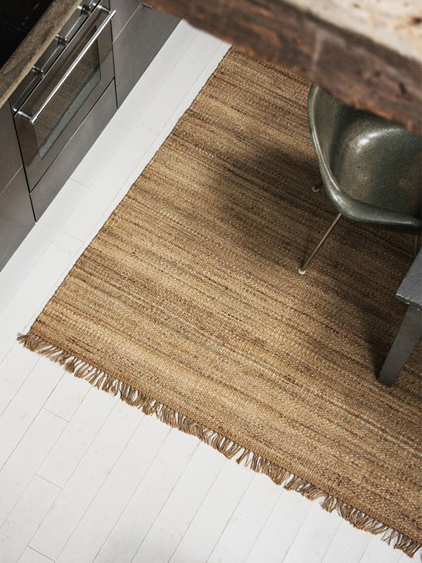 Beige jute rug under dining table
