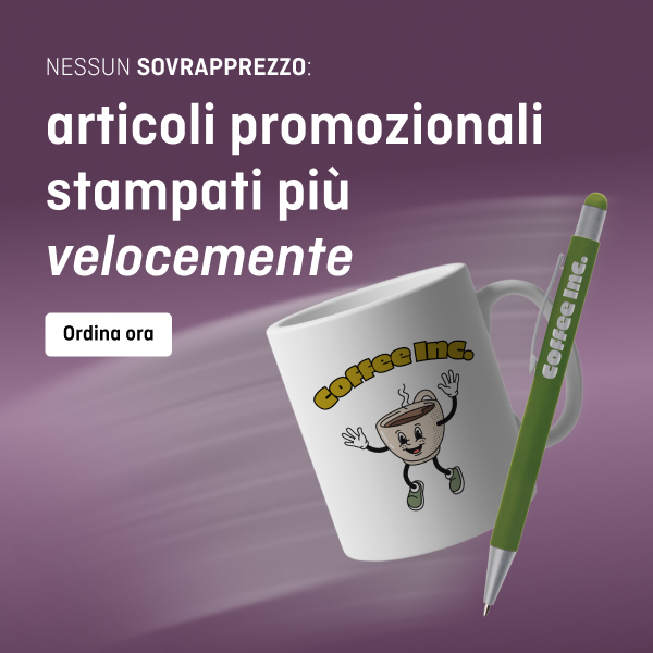Tazza bianca con mascotte sorridente e testo “Coffee Inc.”, biro verde con stampa “Coffee Inc.”, testo "Nessuna attesa, nessun costo aggiuntivo! Articoli promozionali stampati più velocemente.
