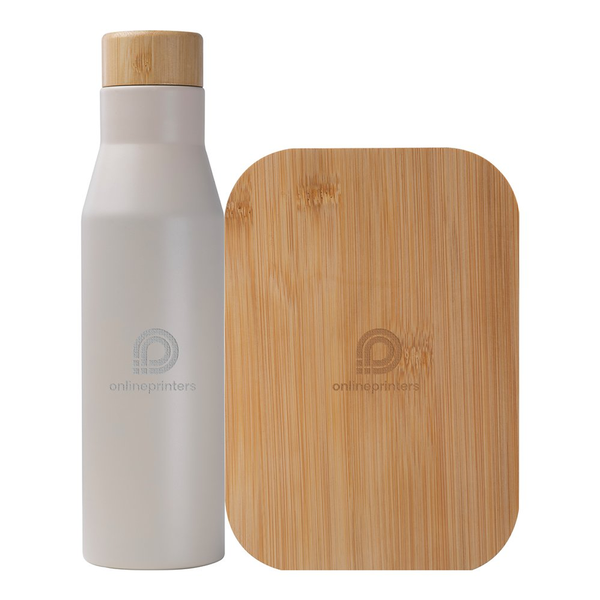 Set composto da biberon bianco con coperchio in bambù e tagliere rettangolare in bambù con angoli arrotondati e logo Onlineprinters.