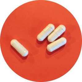 alt="GIF con una donna dalla pelle sana, unghie forti e capelli lucenti, un flacone di Collagen Caps di Vitalized, una donna che si allunga all'aperto e una texture arancione astratta – evidenziando i benefici del collagene per bellezza, articolazioni e vitalità"
