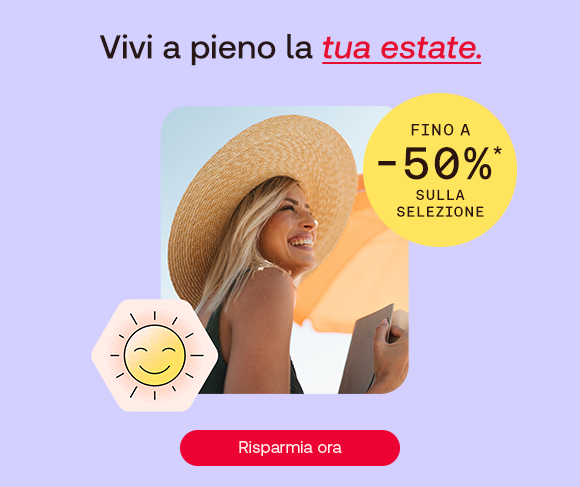 Donna bionda sorridente con cappello di paglia sotto un ombrellone arancione, accompagnata dal messaggio “Vivi a pieno la tua estate” e badge giallo con la scritta “Fino a -50% sulla selezione”. In basso, icona di sole sorridente e pulsante rosso “Risparmia ora