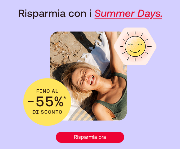 Donna sdraiata sulla spiaggia che sorride al sole, accanto alla scritta “Risparmia con i Summer Days” e badge giallo con “Fino al -55% di sconto”. In alto a destra, icona di sole sorridente; in basso, pulsante rosso con la scritta “Risparmia ora