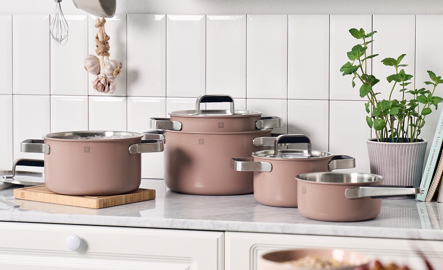 Immagine con pentole in una cucina