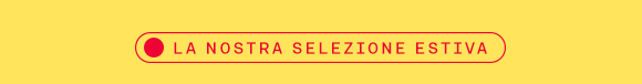 Pulsante o banner giallo con bordo rosso e testo la nostra selezione estiva, affiancato da un cerchio rosso.