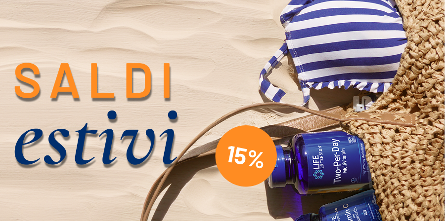 alt="Scritta Summer Sale con bollino -15%, flaconi di integratori Life Extension, top bikini a righe e borsa di paglia sulla sabbia"