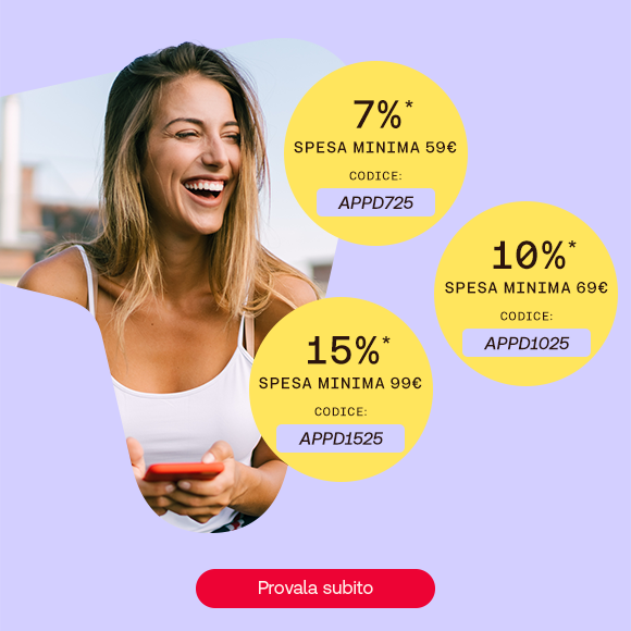Donna sorridente con smartphone in mano su sfondo viola chiaro. Tre badge gialli con codici sconto:  7% su spesa minima di 59€, codice APPD725  10% su spesa minima di 69€, codice APPD1025  15% su spesa minima di 99€, codice APPD1525 In basso, pulsante rosso con scritta “Provala subito