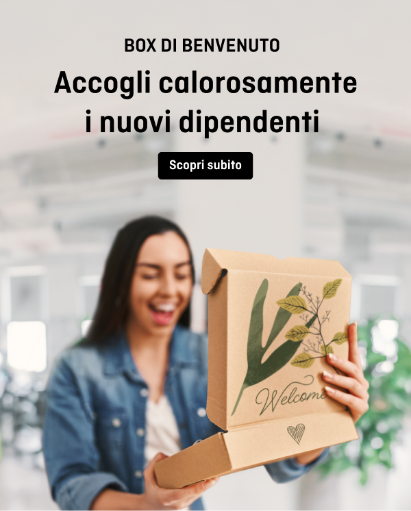 Donna che tiene in mano una scatola per l'onboarding con la scritta “Welcome” e un motivo a foglie, testo che invita a dare il benvenuto ai nuovi dipendenti