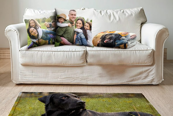 Prodotti per la casa e il lifestyle disposti con gusto su un tavolo. 