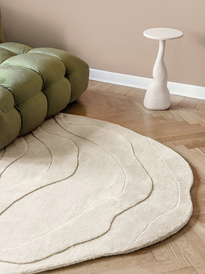 Irregular creme white rug in a living room
