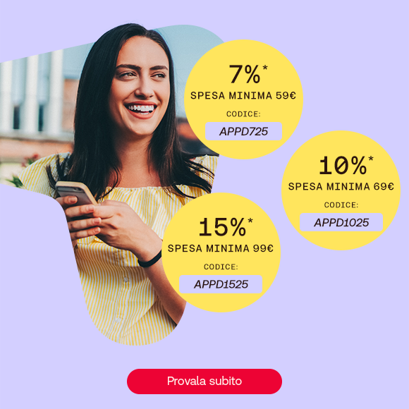 Donna sorridente con smartphone in mano su sfondo viola chiaro. Tre badge gialli con codici sconto:  7% su spesa minima di 59€, codice APPD725  10% su spesa minima di 69€, codice APPD1025  15% su spesa minima di 99€, codice APPD1525 In basso, pulsante rosso con scritta “Provala subito