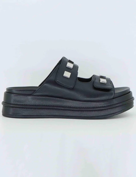 Sandali donna in pelle nera con borchie e zeppa bassa