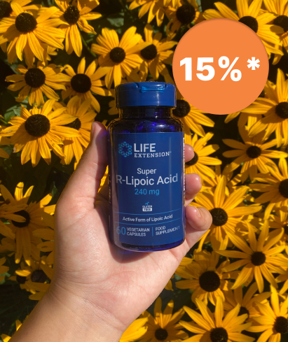alt="Mano che tiene una bottiglia di Super Acido R-Lipoico di Life Extension davanti a girasoli gialli con un'etichetta di sconto del 15%."