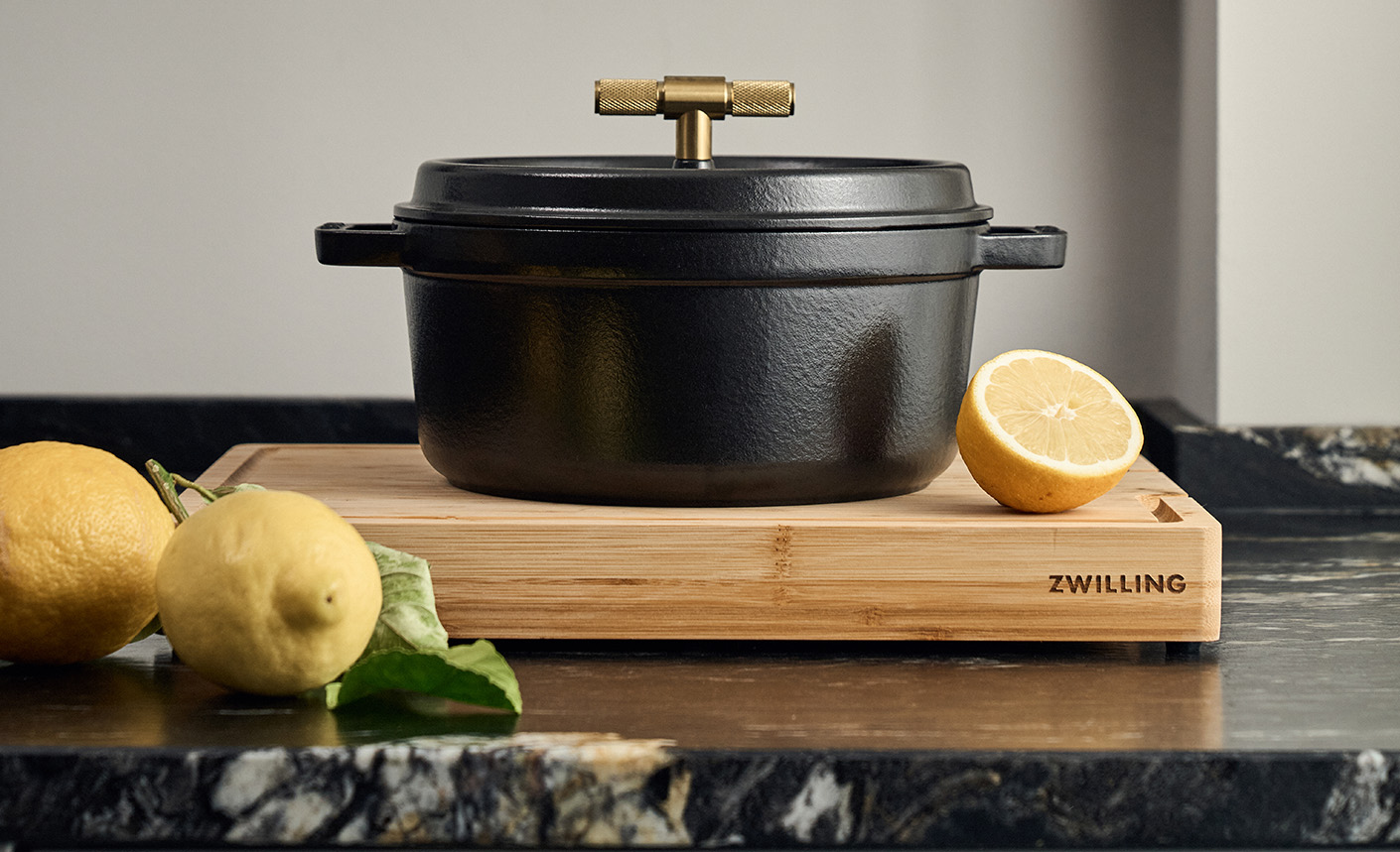 Cocotte su un tagliere di legno con limoni intorno