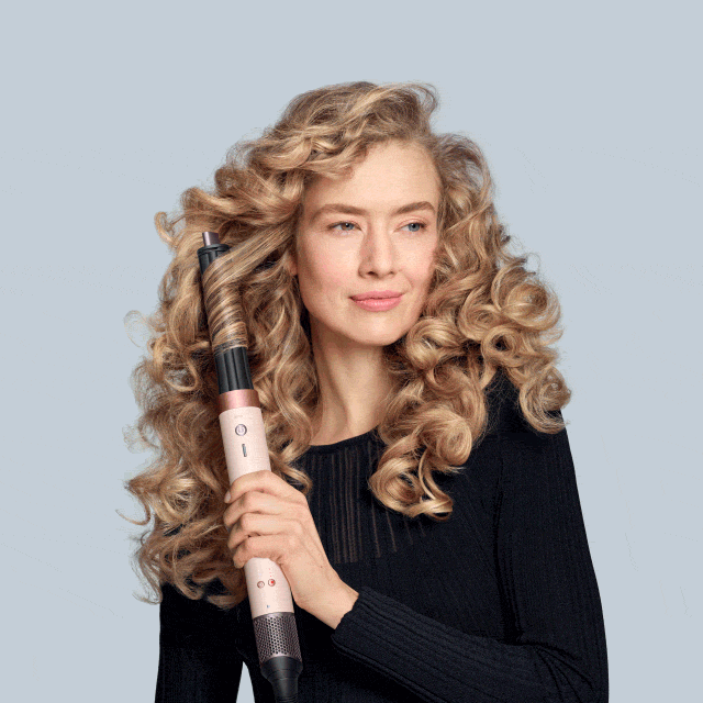 I vari accessori di Dyson Airwrap Co-anda2x utilizzati per creare diversi styling sui capelli di modelle.