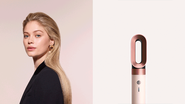 Schermata divisa con lo styler asciugacapelli Dyson Airwrap Co-anda2x da un lato e una modella bionda con styling creato con il dispositivo da un’altra.