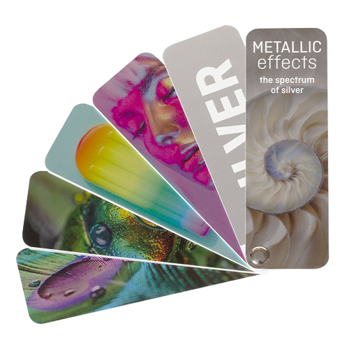Campione di colore con colori metallici nei toni dell'argento con varie immagini e il testo “Effetti METALLICI lo spettro dell'argento”.