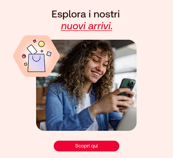Donna con capelli ricci che sorride mentre guarda il cellulare, seduta davanti a un computer. In alto, testo: “Esplora i nostri nuovi arrivi”, con “nuovi arrivi” evidenziato in rosso e sottolineato. A sinistra, icona con borsa della spesa stilizzata. In basso, pulsante rosso con la scritta “Scopri qui”.