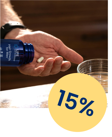 alt="Uomo che tiene un integratore Hair Growth for Men di Life Extension con adesivo sconto del 15%"