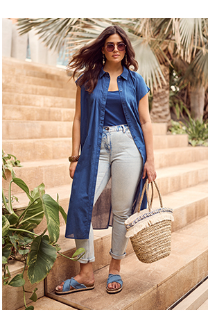 Blusa dal taglio lungo e svasato con nervature, colletto da camicia e mezze maniche