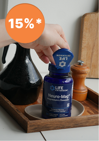 alt="Una mano apre un flacone di Neuro-Mag di Life Extension su un vassoio di legno in cucina, accanto a una macina pepe e una caraffa, con un adesivo sconto del 15%"