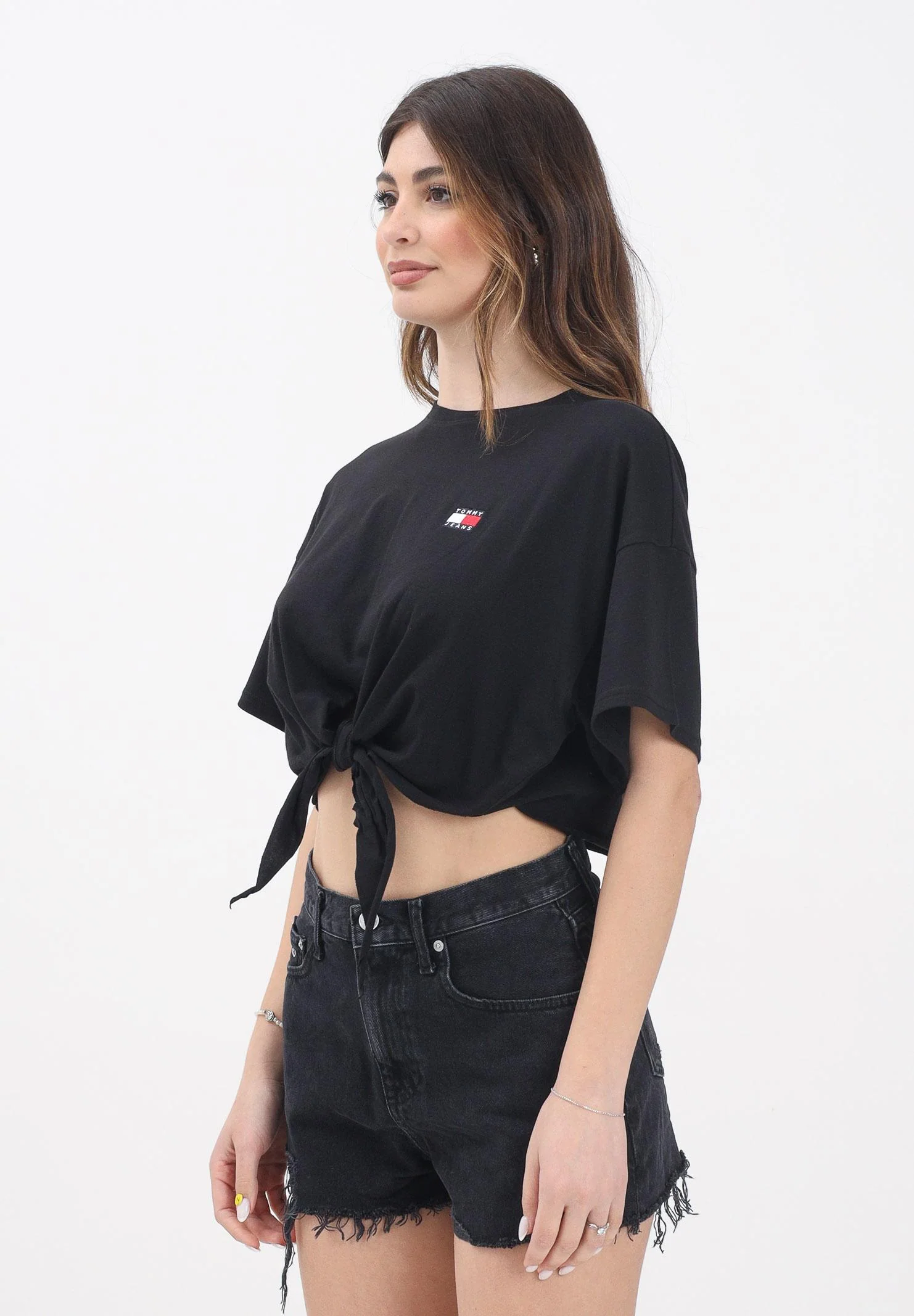 Image of TOMMY JEANS T-shirt a manica corta nera da donna con logo e nodo