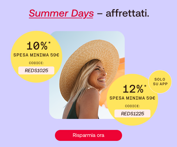 Donna sorridente con cappello di paglia sotto il sole. Due badge gialli: a sinistra “10% spesa minima 59€” con codice REDS1025, a destra “12% spesa minima 59€” con codice REDS1225 e dicitura “Solo su app”. In alto: “Summer Days – affrettati.” con “Summer Days” evidenziato in rosso. In basso, pulsante rosso “Risparmia ora