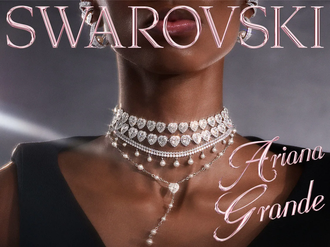La modella indossa la Ariana Grande x Swarovski Capsule collection