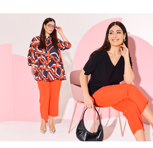 Blusa dal taglio svasato in chiffon con collo alto e maniche a 3/4