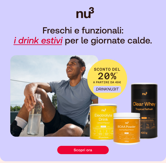 Uomo seduto su un campo sportivo che beve da una bottiglia d'acqua, accanto a tre integratori nu3: Electrolyte Drink, BCAA Powder e Clear Whey. In alto: testo "Freschi e funzionali: i drink estivi per le giornate calde" con "i drink estivi" evidenziato in rosso. Badge giallo: "Sconto del 20% a partire da 49€" con codice "DRINKNU3IT". In basso, pulsante rosso "Scopri ora".