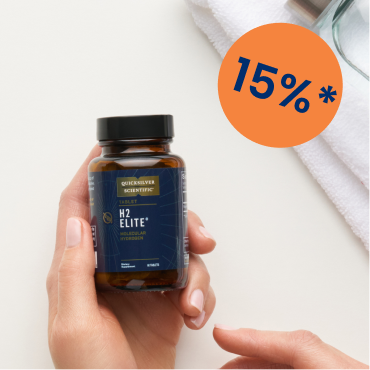 alt="Mano che tiene un flacone di compresse H2 Elite di Quicksilver Scientific su una superficie bianca, con badge sconto del 15%."