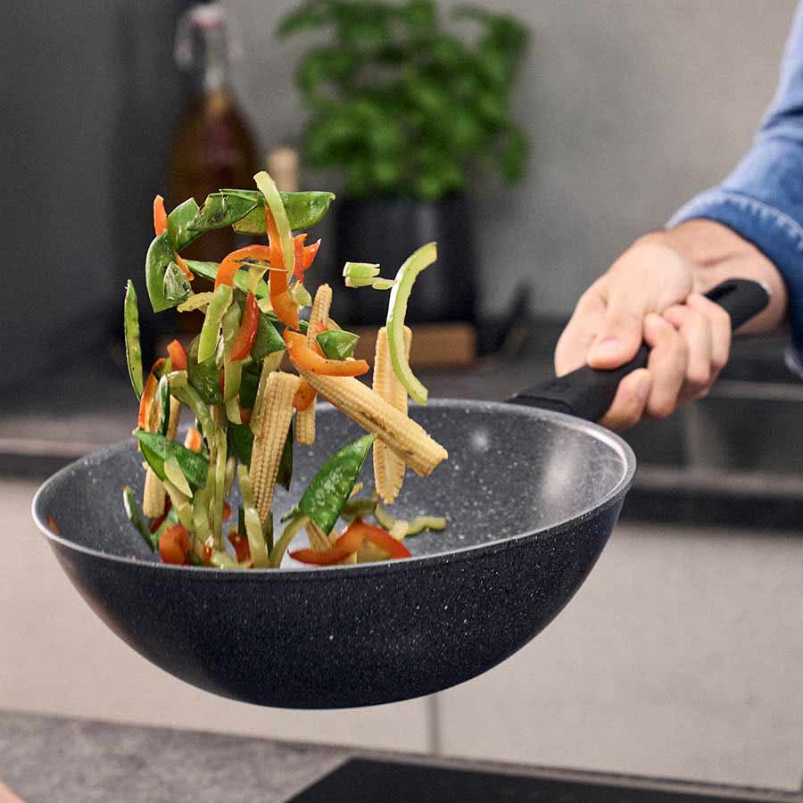Padella con verdure dentro.