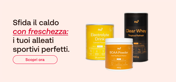 Tre prodotti sportivi nu3 su sfondo rosa chiaro: Electrolyte Drink, BCAA Powder e Clear Whey. A sinistra, testo “Sfida il caldo con freschezza: i tuoi alleati sportivi perfetti.” con “con freschezza” evidenziato in rosso. In basso, pulsante rosso “Scopri ora”.