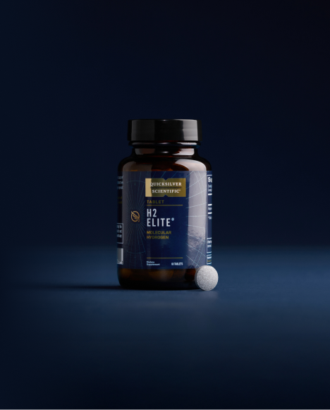alt="Flacone di H2 Elite di Quicksilver Scientific con una compressa davanti, su sfondo blu scuro."