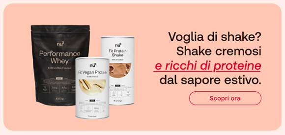 Tre confezioni di proteine nu3 (Performance Whey, Fit Vegan Protein, Fit Protein Shake) su sfondo rosa chiaro. Testo a destra: “Voglia di shake? Shake cremosi e ricchi di proteine dal sapore estivo.” con “e ricchi di proteine” evidenziato in rosso. In basso, pulsante rosso “Scopri ora”.