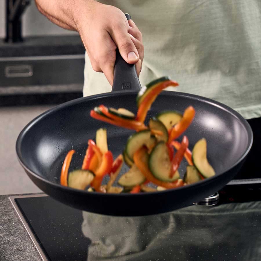 Padella con verdure dentro.