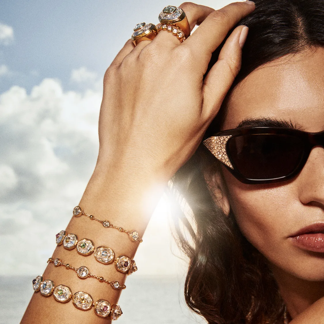 Modella con bracciali Swarovski Imber e Chroma