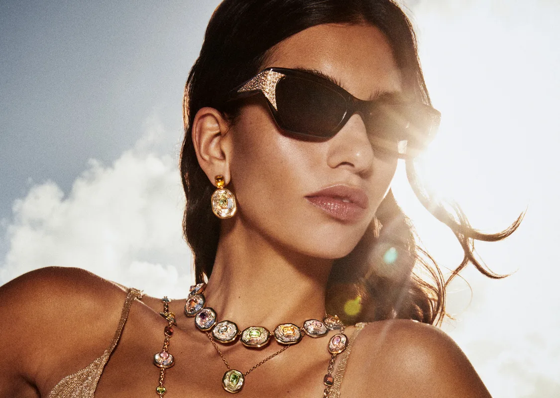 Modella con occhiali da sole Swarovski