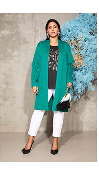 Dit lange vest is het must have voor het hele jaar. Het open model is tijdloos en eenvoudig. Het hoogwaardige, zachte, gladvallende, fijne breisel zorgt voor een perfecte look. Comfortabel met 2 zakken en lange mouwen.        Premium Mode voor jou!  selection by Ulla Popken staat voor kwaliteit en draagbare elegantie. Klassiekers worden door selection by Ulla Popken veranderd in moderne highlights op hoogwaardige materialen met luxueuze prints en details – perfect voor elke dag en bijzondere gelegenheden!  ﾠ  ﾠ