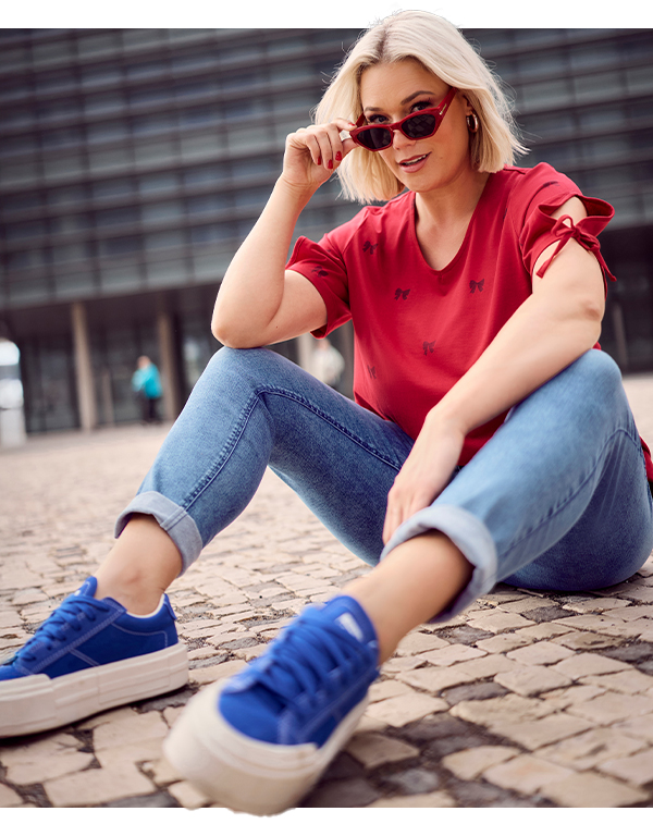 T-shirt dal taglio svasato con fiocco, scollo a V e mezze maniche