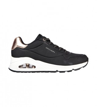 una-scarpa-da-ginnastica-nera